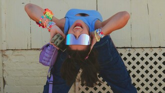 Cresci em meio a uma era onde a moda era repleta de ousadia, exageros e muita personalidade. O final dos anos 1990 e o início dos anos 2000 deixaram uma marca visual muito forte — uma mistura entre o futurismo do novo milênio e o desejo adolescente de pertencer a tribos e tendências. Era a época dos tecidos brilhantes, dos metalizados, das calças de cintura extremamente baixa, dos tops curtos, das sandálias plataforma e das bolsas pequenas, muitas vezes com logos de marcas por toda parte