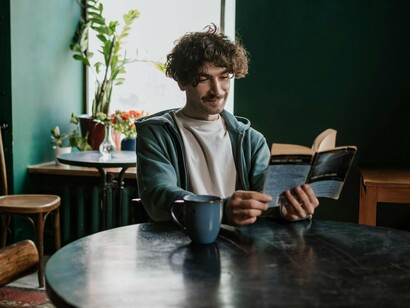 A criatividade não surge do nada. Ela precisa de espaço, de tempo e, sobretudo, de silêncio. Não o silêncio absoluto, que mais parece um laboratório lunar, mas o silêncio funcional — aquele em que não há barulho competindo com o pensamento