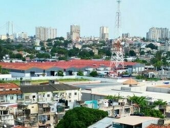 Maputo, Moçambique. A vista grossa das entidades migratórias de Moçambique face a entrada ilegal de estrangeiros no país faz com que os imigrantes impactem directamente no aumento populacional, agravando de forma acentuada a crise das políticas públicas, que o Estado vem desenvolvendo no sentido de prover uma educação, saúde, e outros recursos de subsistência para as populações 





