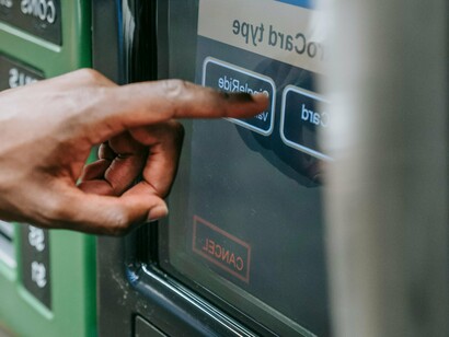 Caixa eletrônico.  Fica com receio de ser julgada descuidada por ele por ter se deixado observar com tanta precisão. Receia que, em função deste fato, ele pode solicitar sua transferência e ela não gostaria de trocar de agência