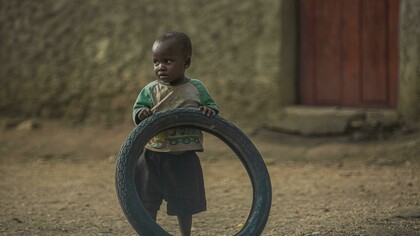 O país tem instituições do Estado que lidam com a assistência social mas pelos vistos nenhum deste canais ou instituição é capaz de dar uma resposta a este cenário triste. Por outro lado temos também muitas organizações da sociedade civil que gerenciam projectos de assistência social e de área especificamente ligadas a crianças, mas também nada acontece. Há também ONGs ligadas a varias áreas que tem projectos sociais ligados as crianças e não se vê nenhuma solução a vista, estas crianças estão entregues a sua sorte até que um dia apareça uma viatura desgovernada que lhes atropelem para que se desperte para uma reflexão em torno deste fenómeno
