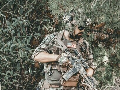Soldado. Peloponeso, Vietnã, Paraguai… poderíamos citar tantas que daria um livro infinito. Porém, o que todas elas têm em comum é que os atores são exatamente os mesmos: o homem contra o espelho. Pois nenhuma guerra é travada contra um inimigo novo, tampouco contra algo diferente ou difícil de compreender