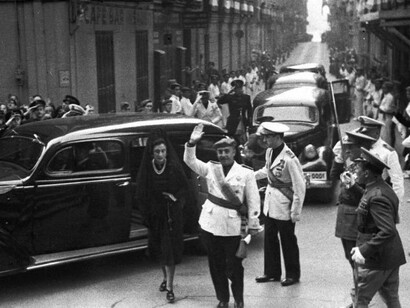 Arrivo di Francisco Franco e della moglie Carmen Polo alla Basilica di Santa María per assistere a una cerimonia religiosa, San Sebastián, 1941