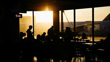Aeroporto cheio. Recordo-me das vezes em que fui esperar amigos ao aeroporto — numa delas estava no Starbucks, cheio de vozes, línguas, cheiros, nacionalidades. Tinha acabado de ver o “À bout de souffle”, filme desconcertante como quase tudo no mundo. Assisto à azáfama: Homens engravatados empurravam malas, motoristas de hotéis com placas, transfers com turistas sonolentos. Um casal pediu-me dinheiro — adiantei uns trocos, pensei como sempre penso, que é para droga e não para comida como dizem. A fauna urbana: barrigas, abdómens definidos, bonés, kispos fluorescentes, vozes em várias línguas a cruzar-se sem se tocarem. Duas mulheres sentaram-se ao meu lado com cães minúsculos, eléctricos, quase brinquedos