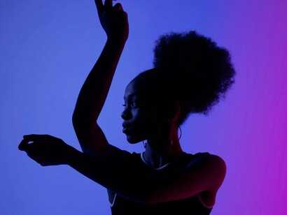 É nesse horizonte que nasce o Aquilombar na Lagoa, um projeto idealizado por Geisi Nara dos Santos, mulher negra, bailarina e pesquisadora, a partir do desejo de criar um espaço onde corpos negros pudessem existir sem urgência, sem performance e sem explicação