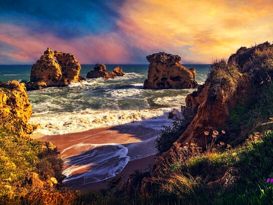 The last day of light hums softly against the water, photographed by Ray Bilcliff 