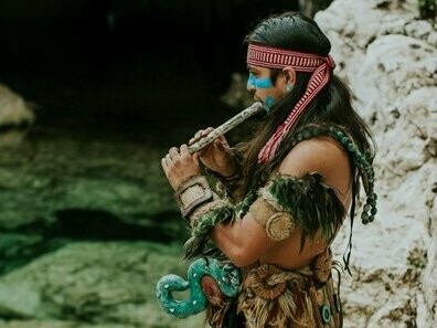 Uma das teorias mais aceitas é que os colonos, diante da falta de suprimentos, buscaram refúgio com tribos locais, como os Croatan. Há registros de povos indígenas posteriores relatando presença de pessoas de pele clara, olhos azuis e costumes diferentes, o que reforça a possibilidade de miscigenação cultural