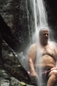 Purificación en un torrente del Amazonas, antes de la ceremonia Ayahuasca