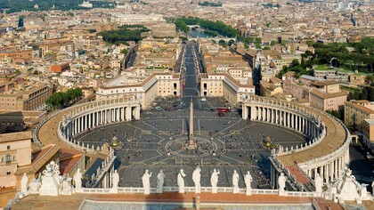 L'abbraccio del Colonato ideato da Gianlorenzo Bernini in piazza San Pietro, Città del Vaticano