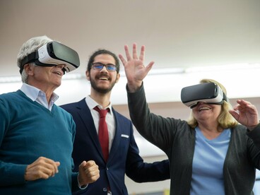 Outro problema é a cooptação mercadológica. A Sony relançando o PlayStation Classic ou a Nintendo reciclando seus consoles antigos transformam a nostalgia crítica em mercadoria. "A nostalgia virou indústria", alerta Simon Reynolds (2011, p. 188). O capitalismo demonstra notável habilidade em absorver até mesmo as críticas direcionadas a ele