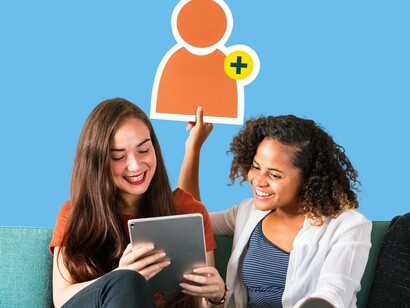 Due donne con l'icona "aggiungi utente"