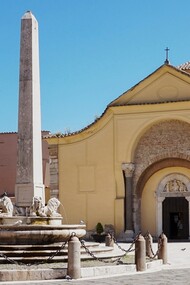 L'obelisco in piazza santa Sofia, alle spalle la chiesa di santa Sofia, Benevento, Italia