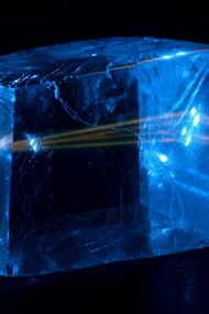 Fluorescenza e birifrangenza del laser a 445 nm in un cristallo di calcite