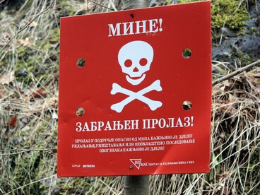 Il degrado morale serpeggia sotto la superficie, invisibile ma letale, sgretolando ciò che resta del nostro senso di responsabilità condivisa