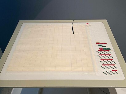 Il sistema informatico digitale UPIC per la creazione di suoni ideato da Iannis Xenakis. L'immagine mostra la tavoletta grafica, che consente agli utenti di disegnare spartiti musicali, che vengono tradotti digitalmente in suoni