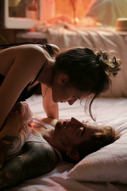 Casal em momento íntimo. Contudo, mesmo com esse avanço todo de personagens retratados de forma mais “humana”, o tabu sobre o sexo continuava uma constante. O assunto ainda era abordado de forma inexistente e totalmente sutil, principalmente em relação ao sexo feminino, onde ele praticamente era visto como inexistente. As personagens mais “sexuais” eram sempre femme fatales sem caráter que manipulavam as pessoas e os homens, enquanto a heroína continuava uma moça casta e “boa”, por se valorizar