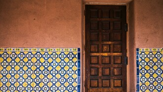 Era um momento de empolgação, temporário. De Curitiba, já se percebia a trajetória e o futuro promissor daquele litoral abençoado do meio, que os dois Estados vizinhos não dispunham nem parecido sequer. Era inclusive o maior receptor de turistas estrangeiros no Brasil, porque recebia muitos dos vizinhos hispânicos do Mercosul. Juntamente com as colonizações italiana e alemã, estava aí preparada a receita dos outrora administradores portugueses, para aurora. Os da Europa curiosamente, já em 2016, ainda continuavam a acreditar que a portuguesa Santo Antônio de Lisboa, a Oriental, jamais seria algo além! 