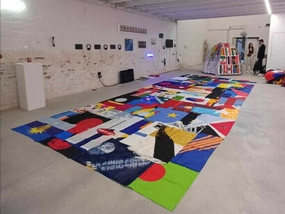 Movimiento de una nación, comisariada por Antonio Arévalo, la exposición reúne las obras de 31 artistas y un colectivo, explorando los conceptos de nación y frontera a través de los lenguajes de las artes visuales y escénicas. Venecia, Italia 