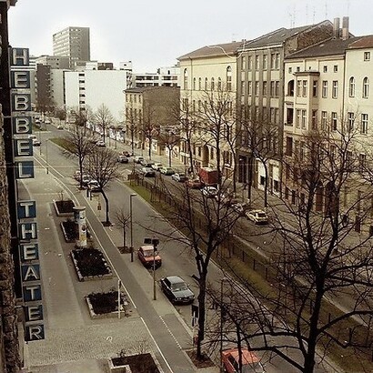 Vista dalla casa al numero 27 della Stresemannstraße a Berlino-Kreuzberg in direzione nord, a sinistra il teatro Hebbel. Berlino, 1983, Germania