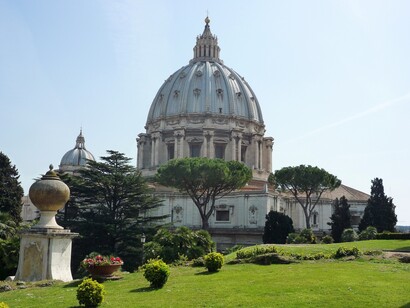 Con il colonnato di Bernini che "abbraccia" la piazza e i fedeli, la basilica incarna l’idea di una Chiesa accogliente e universale, aperta a tutta l’umanità