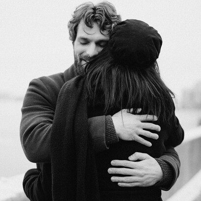 Un abbraccio può sciogliere paure antiche e restituire fiducia al presente