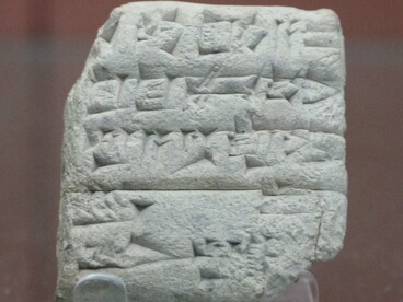 Ricevuta per capi di abbigliamento spediti via nave a Dilmun (Bahrain). Terza dinastia di Ur, datata al primo anno del regno di Ibbi-Sîn (2028 a.C. nella cronologia media). Provenienza: Ur. Conservata al British Museum, Lobra, UK