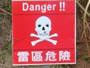 Le crisi ambientali brillano come ordigni pronti a detonare, ricordandoci che la terra non è infinita e nemmeno indulgente