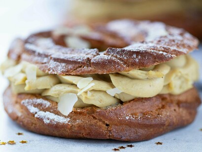 Un Paris-Brest est une pâtisserie française classique composée d'un anneau de pâte à choux fourré d'une riche crème mousseline pralinée aux noisettes