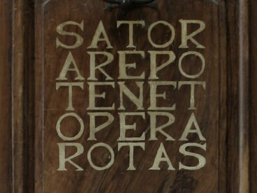 Puerta en Grenoble, Francia, con el palíndromo "Sator arepo tenet opera rotas" inscrito