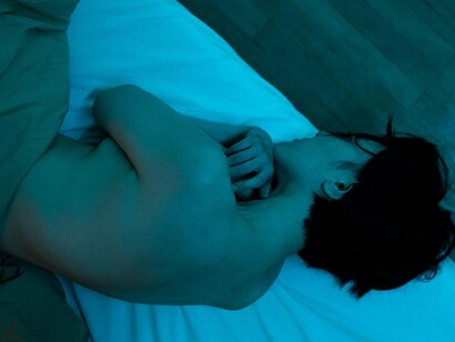 A atriz que elabora a performance, poderá apenas fingir um sono profundo, como se no seu espaço íntimo estivesse