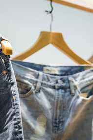 Calças jeans. Mas todo seu clássico tem suas variações, então as lavagens são o que diferencia não apenas o tom como também o seu estilo