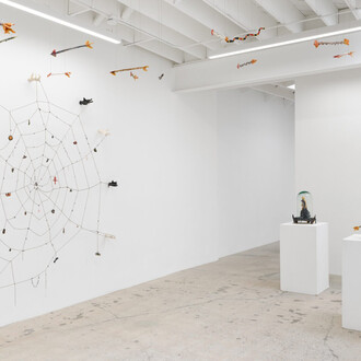 Alejandro García Contreras, Un río abrazando una montaña, vista de exhibición. Cortesía de Anat Ebgi