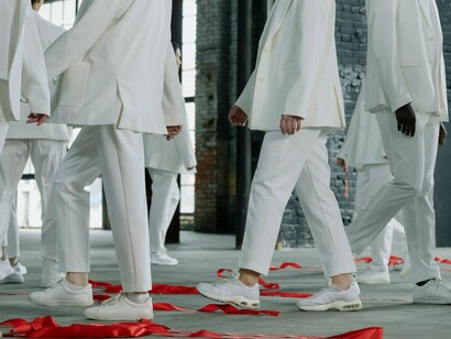 Mas, afinal, o que é esse algoritmo? É crucial entender que ele não é uma entidade alienígena com vontade própria. Na verdade, o algoritmo é um reflexo, uma soma de hábitos e preferências humanas. Ele funciona como um grande coletor de gostos e aversões, analisando o que você curte, compartilha, comenta e até mesmo o tempo que você passa olhando para determinado conteúdo

