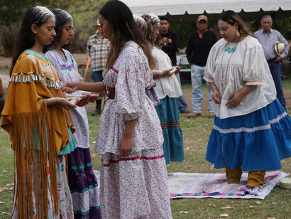 Bendición con maíz blanco, ceremonia tradicional de la cultura N'dee, N'nee, Ndé. Fotografía: Facebook Nación N'dee/N'nee/Ndé