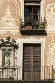 Esgrafitos na fachada de um edifício em Barcelona