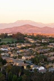 A serene suburban sunset near Murrieta, California, where rolling hills and distant mountains cradle the gateway to the rejuvenating haven of this hot springs getaway spot © Photo by Bri Amato
