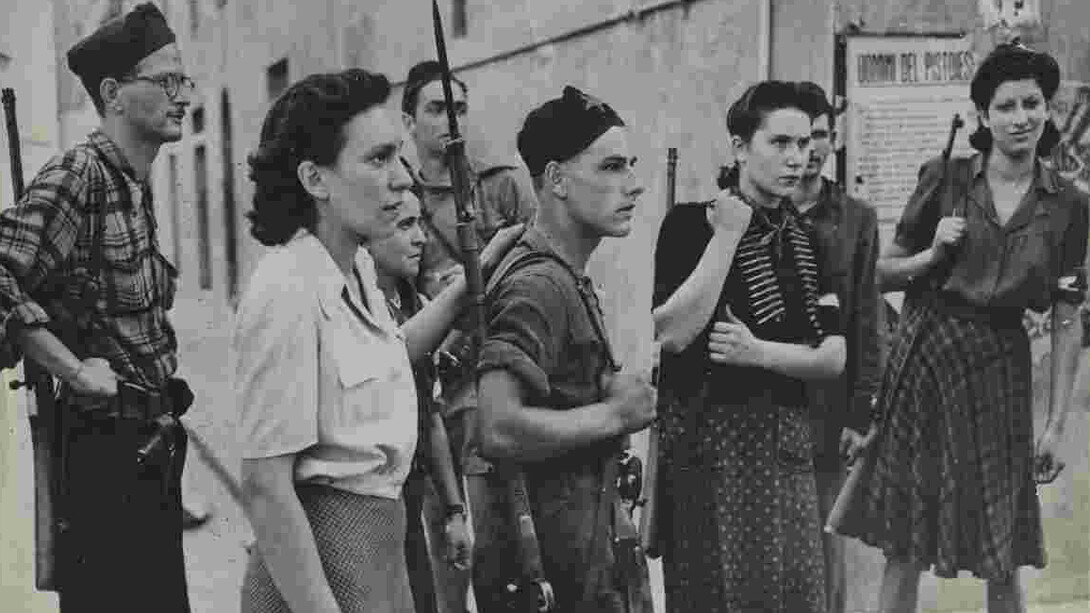 Centro di Documentazione Ebraica Contemporanea (CDEC), Press association inc., Israele bemporad con
un gruppo di partigiani il giorno della liberazione di pistoia l'8 settembre 1944, archivio degli antifascisti e partigiani ebrei. Per gentile concessione de Rete Fotografia