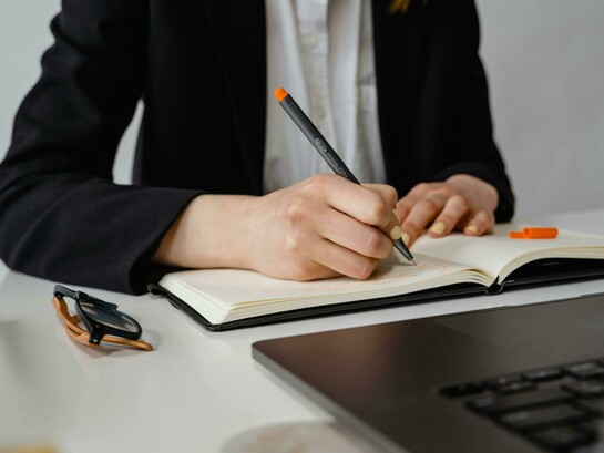 El lenguaje técnico puede aportar precisión, pero también levantar barreras cuando se interpone entre la información pública y quienes necesitan comprenderla