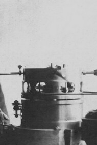 Foto di Lamont Young accanto a un progetto di motore a pale orientabili, 1917