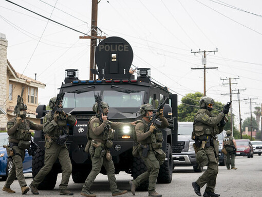 Y hoy, como entonces, la democracia no muere con estrépito, sino con indiferencia. No desaparece con tanques en las calles, sino con la erosión lenta de sus fundamentos: cuando se acepta que algunos valen menos que otros. Operaciones de deportación e inmigración del Servicio de Inmigración y Control de Aduanas (ICE) en Los Ángeles, California, 12 de junio de 2025, EE.UU. 