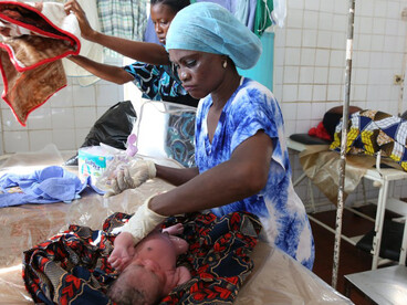 Nurse cleans a newborn — Yalimany Kamara, a registered nurse, cleans a newborn at Princess Christian Maternity Hospital, Freetown, Sierra Leone, June 18, 2015. Photo © Dominic Chavez/World Bank