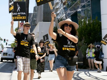 Seria também, o professor ir à escola, não para seguir o programa cego, mas para dedicar o dia à formação cívica e ao debate crítico com os alunos. Seria o profissional de saúde recusar a burocracia administrativa para se focar exclusivamente no doente
