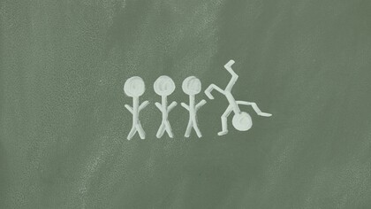 Disegno a gesso bianco su una superficie verde scuro, che rappresenta quattro figure stilizzate: "un tempo si esaltava maggiormente la razionalità, oggi invece si va sempre di più alla ricerca affannosa della felicità con tutte le sue sfumature..."