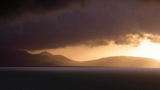 Nubes oscuras sobre la Isla de Rum,Lochaber, en las Tierras Altas de Escocia