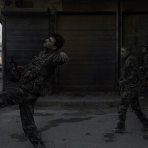 Luc Delahaye, Soldats de l'armée syrienne, Alep, novembre 2012, 2012 © Cortesia di Luc Delahaye e della Galerie Nathalie Obadia, Parigi / Bruxelles