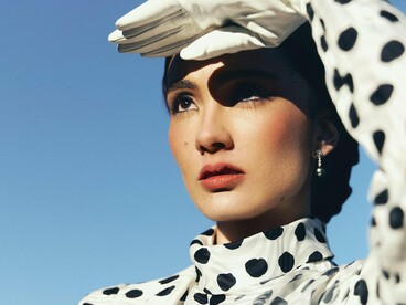 Os laços, símbolos de feminilidade e romantismo, surgem nesta temporada em proporções exageradas. Designers como JW Anderson e Nina Ricci incorporaram laços de grandes dimensões em peças-chave, transformando-os em elementos centrais dos outfits