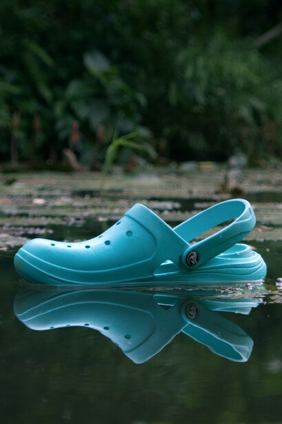 Il trend delle Crocs con abiti animalier è la scelta di chi ama distinguersi, abbracciando uno stile che unisce comfort estremo e audacia modaiola, per un look unico e inaspettato