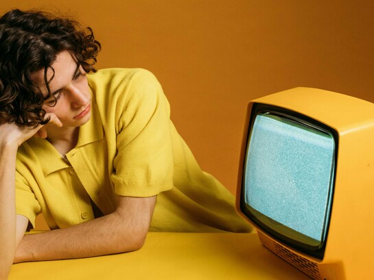 O presente ensaio analisa a periculosidade simbólica e ideológica da representação em preto e branco nas produções cinematográficas e televisivas brasileiras das décadas de 1940 a 1960. Busca-se compreender como essas imagens projetaram uma narrativa de identidade nacional marcada pela homogeneização cultural e pelo apagamento das diferenças raciais e sociais. Ao observar os contextos macro (a formação do imaginário nacional) e micro (a percepção individual do espectador), argumenta-se que o preto e branco construiu uma estética de “neutralidade perigosa”, legitimando hierarquias simbólicas e consolidando um olhar elitizado sobre o Brasil