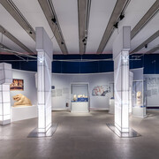 Building community. Göbeklitepe, taş tepeler and life 12,000 years ago, exhibition view. Courtesy of James-Simon-Galerie