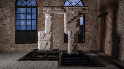 "Anti-Ruin" è un esperimento architettonico in più fasi ispirato agli scritti di Nassim Nicholas Taleb sulla casualità e il disordine. Cerca di invertire le fragilità intrinseche dell'ambiente costruito abbracciando l'entropia, l'adattamento e la riconfigurazione continua attraverso un sistema combinatorio di blocchi aggregati, simili a molecole. Ph Lloyd Lee